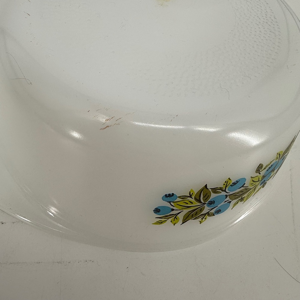 Vintage Glassbake Blueberry 2-Quart Milk Glass Casserole Dish with Lid Round - Picture 7 of 7
